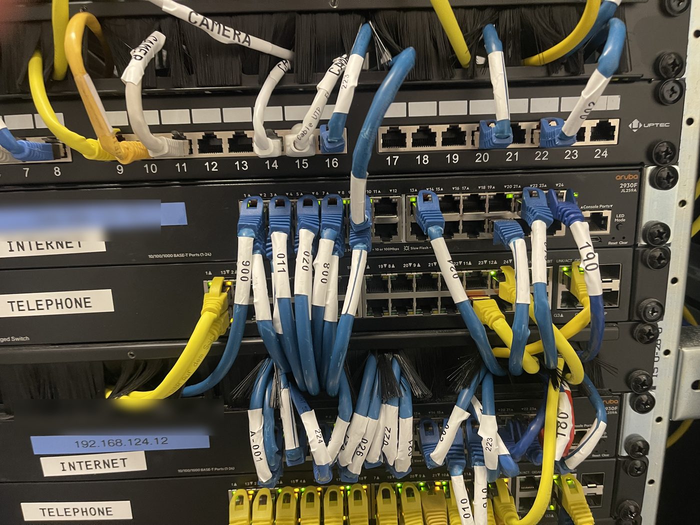Baie de brassage avec cordons repérés, panneau 24 ports et switches PoE