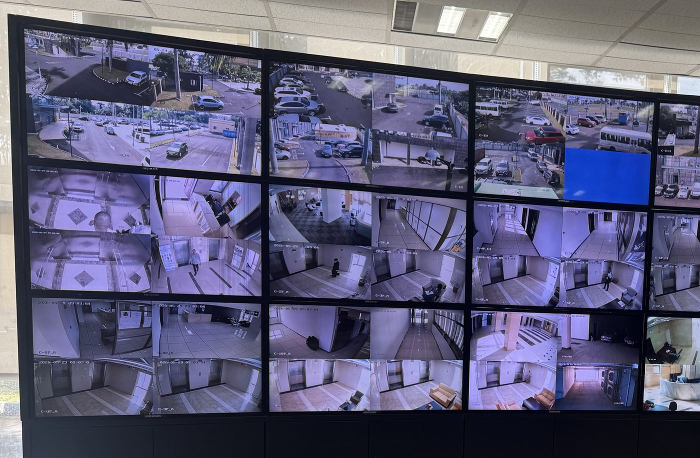 Mur d'images d'une salle de contrôle affichant les flux de plusieurs dizaines de caméras