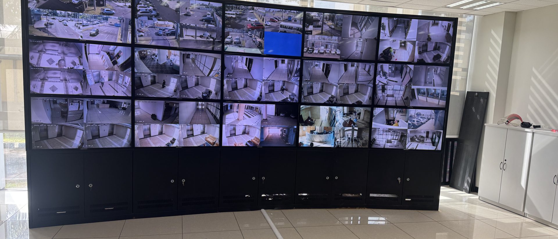Salle de contrôle équipée d'un mur d'images affichant les flux de vidéosurveillance