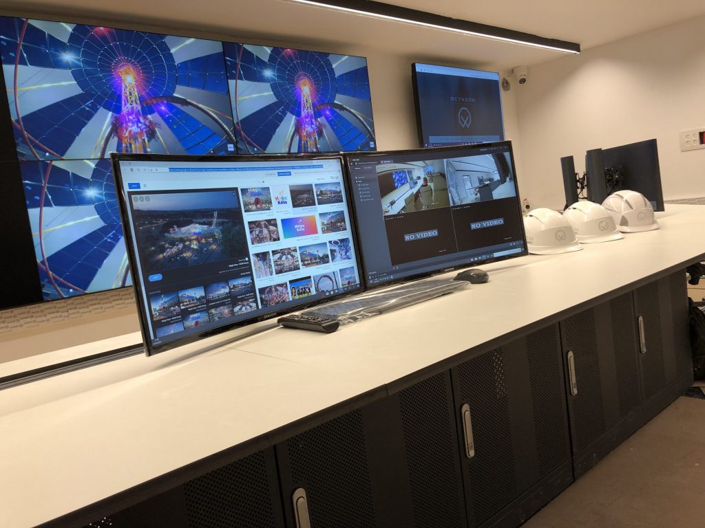 👉 Femme utilisant une tablette pour surveiller les caméras de sécurité en temps réel – innovation vidéosurveillance